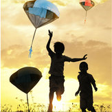 Kinder werfen Hand-Fallschirm-Drachenspielzeug im Freien