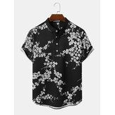 Camisas Henley de manga curta monocromática com textura estampada floral para homens
