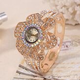Relógio de quartzo feminino com pulseira de metal oca em forma de flor de cristal da moda