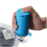 Μικροσυσκευή αυτόματης αναρρόφησης της TWO TREES® για την αποθήκευση τροφίμων, ρούχων και ταξίδια με τη χρήση σακούλας σφράγισης κενού Vacuum Sealer Packaging Packer