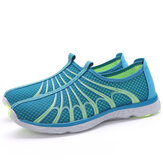 Ανδρικά αθλητικά παπούτσια για το καλοκαίρι για πεζοπορία, παραλία και καθημερινή χρήση σε διαπνέον mesh sneakers με αντιολισθητική σόλα και οπές εξαερισμού.