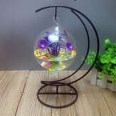Hangende bolvormige mini-visbak van helder glas voor thuisdecoratie op een bureau met standaard