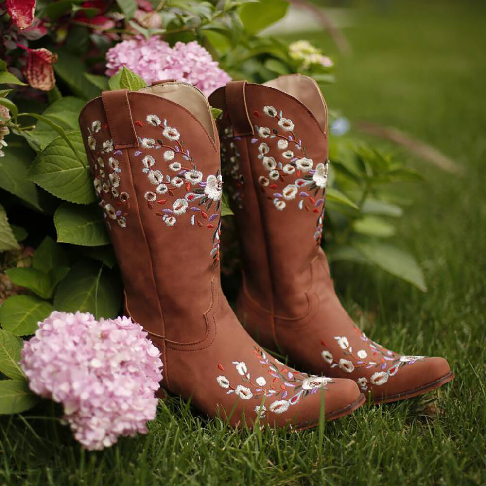 Women Large Size Retro Flowers Embroidered Slip On Cowboy Boots