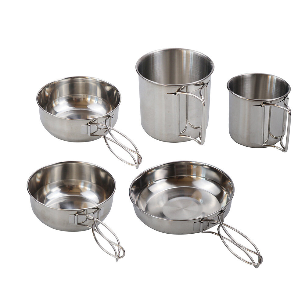 Conjunto de utensílios de cozinha para camping IPRee® em aço inoxidável: panela, frigideira, xícara, talheres e saco de armazenamento.