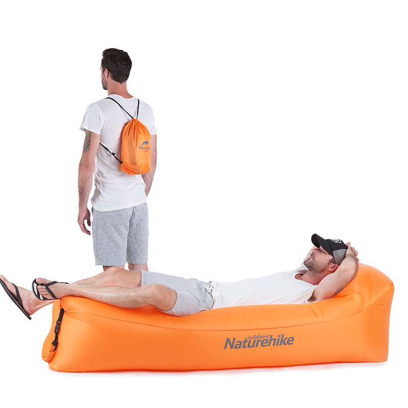 Canapé gonflable portable et étanche de Naturehike pour le camping et la plage, pliable pour dormir.